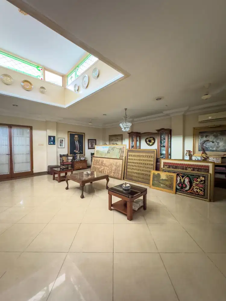 Dijual Rumah Luas dan Besar Gaya Klasik di Benda Kemang