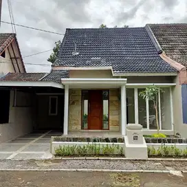 RUMAH SIAP HUNI CANTIK DALAM PERUMAHAN DI PINGGIR JALAN PALAGAN 