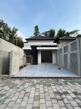RUMAH MEWAH MODERN KEKINIAN DENGAN TATA RUANG NYAMAN DEKAT KAMPUS UII