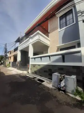Jual cepat rumah dalam komplek pondok kopi dekat stasiun cakung