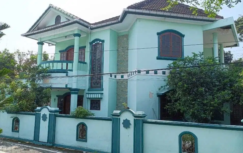 Tanah dan bangunan rumah barat monjali ssngat strrategis
