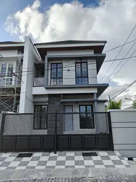 Rumah Modern Kontemporer Di Jalan Utama Klampis Anom