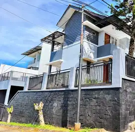 Rumah cantik 2,5 lantai komplek buana hiltop residence cilengkrang