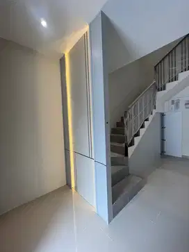 RUMAH MEWAH BABATAN PANTAI DEKAT GALAXI MALL SUTOREJO PAKUWON CITY