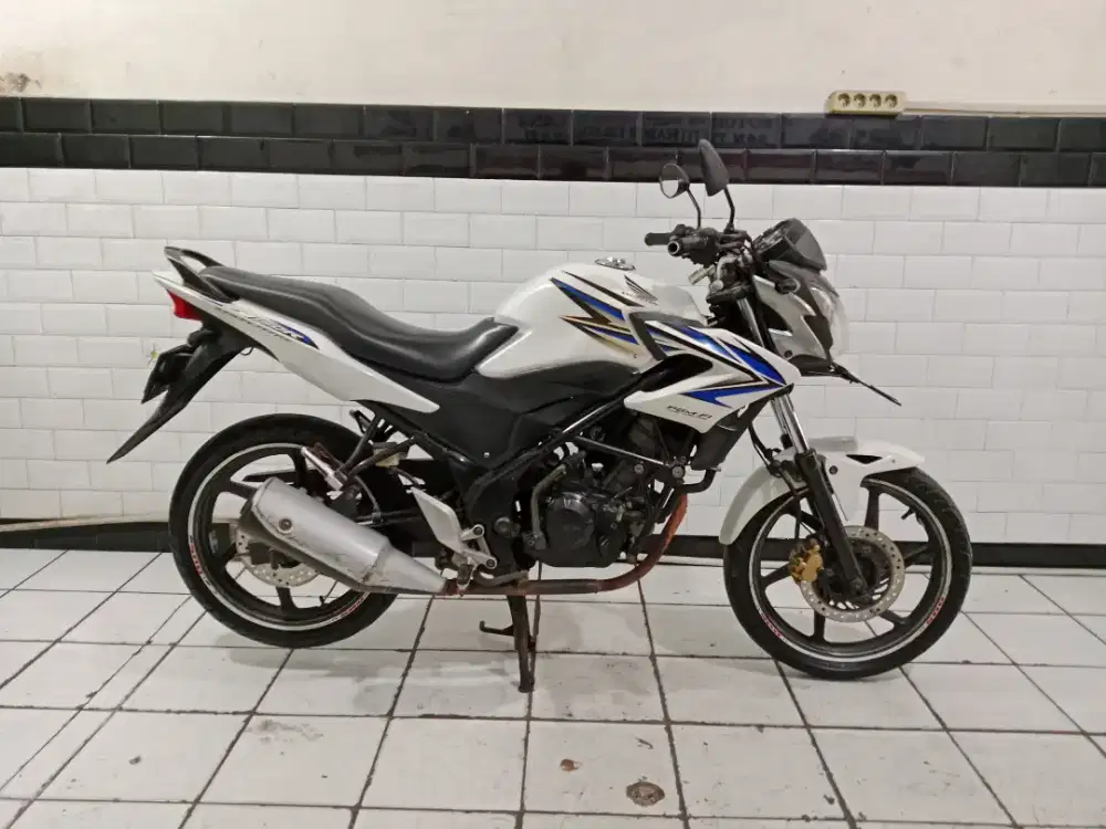 Cbr150r tahun 2013 lengkap bagus