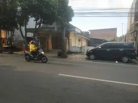 RUMAH BANGUNAN LAMA LOKASI POROS JLN RAYA SULFAT KOTA MALANG