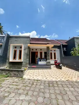 RUMAH CANTIK MINIMALIS GAGAH DALAM CLUSTER 5 UNIT DI CATURHARJO SLEMAN