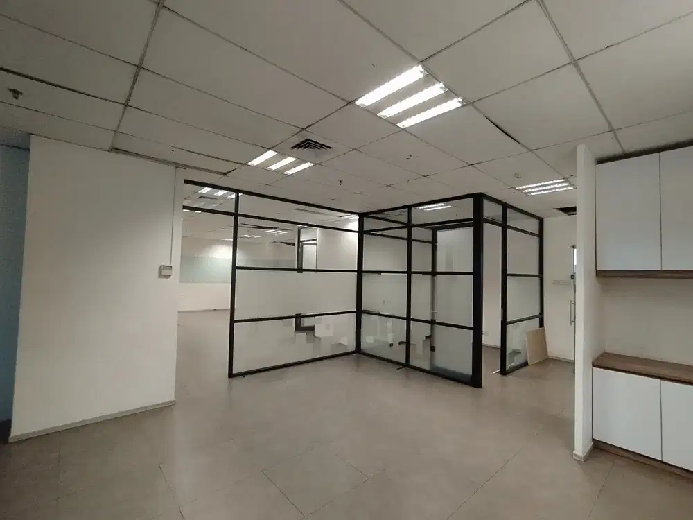 SEWA KANTOR SLIPI JAKARTA BARAT WISMA 77 TOWER 2 LUAS 271sqm
