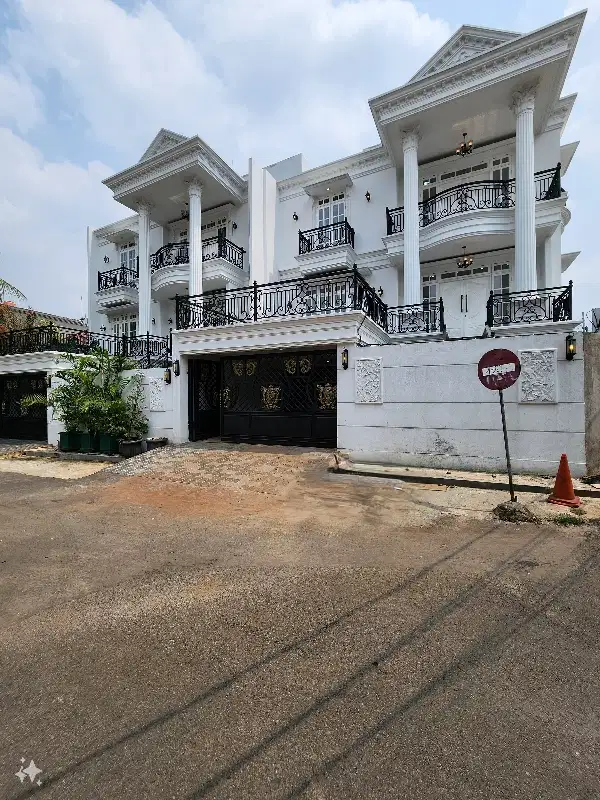 Dijual rumah baru design classik.private lift.pool.di cilandak