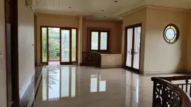 Sewa Rumah Pondok Indah 650 m2 Dekat JIS Tampung 8 Mobil 700 Juta/Thn