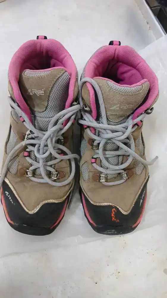 Preloved Sepatu Hiking Gunung Smithsonia Arei