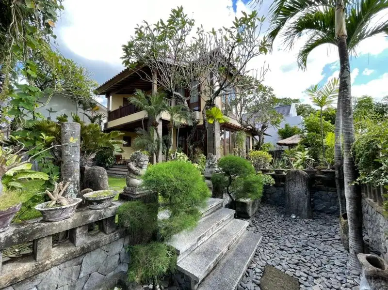 HOUSE SEMI VILLA FOR SALE, located in Petitenget