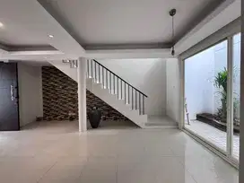 Dijual Rumah Baru Di Perumahan Dian Istana Wiyung Surabaya Barat