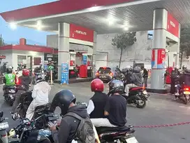 Di jual pom bensin di pusat kota bandung