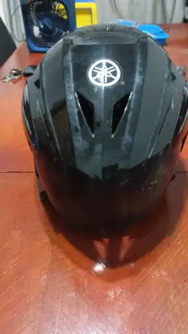 Dijual helm bekas yamaha maxi standar SNI