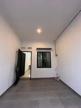 Disewakan pertahun rumah baru 2 lantai lokasi strategis Poris indah