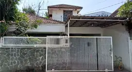 Rumah luas suasana asri Tengah Kota Manahan Solo