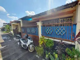Rumah cantik harga Adem, akses 2 menit ke Solo