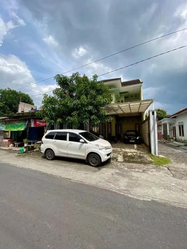 RUMAH MEWAH 2 LANTAI STRATEGIS PINGGIR JALAN ASPAL DALAM RINGROAD