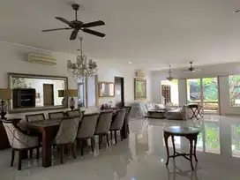 Rumah Mewah dengan Lahan 1.1013 m² di Mampang