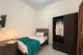 Kos AC Bulanan Parkiran Luas Kamar Mandi Dalam