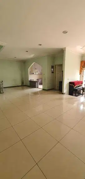 DIJUAL ATAU DISEWA RUMAH HOOK LETAK STRATEGIS DI TAMAN SURYA