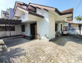 Jual 2 Rumah Bersebelahan di Jalan Kembar Timur (Sayap BKR)