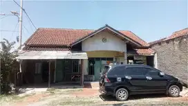 Rumah Tua Hitung Tanah Pinggir Jalan Raya di Katapang