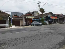 Rumah dan tempat usaha pinggir jalan kaliurang dekat SMP N pakem