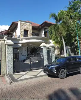 Di jual Rumah Klasik Graha Family Surabaya Barat