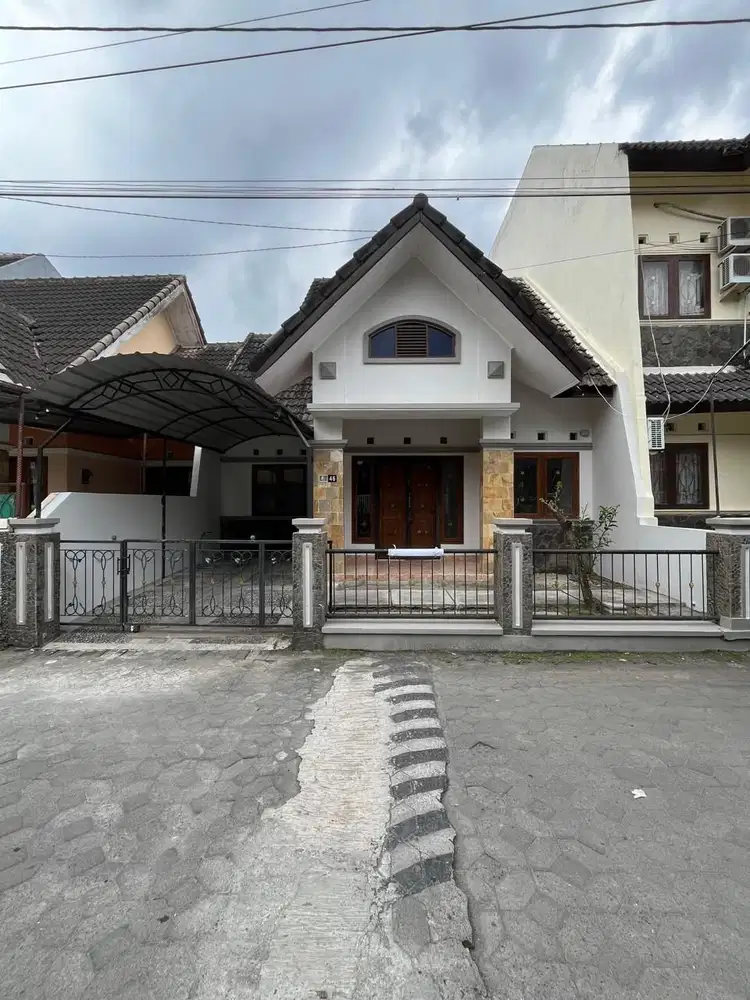 RUMAH CANTIK STRATEGIS DENGAN LOKASI TERBAIK DI JALAN SETURAN SLEMAN