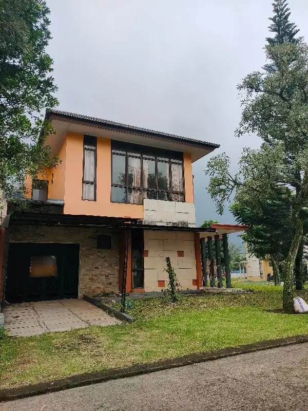rumah hook halaman luas di sentul city