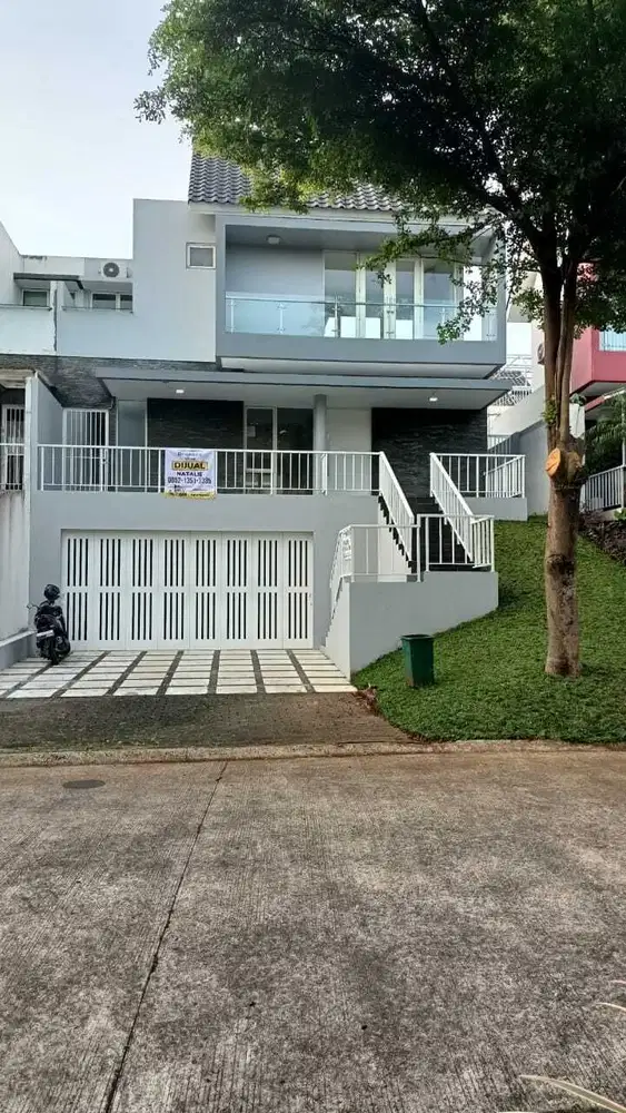 Rumah 3 lantai view bagus dan siap huni di sentul city