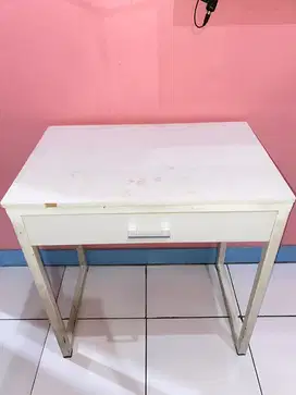 Meja di kamar 1 laci ukuran p x l x t 70x45x75