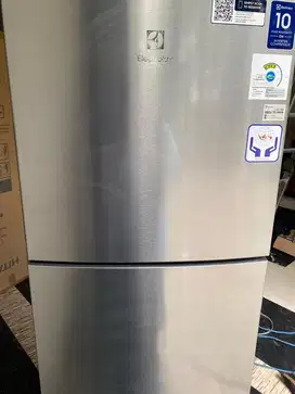 Kulkas 2 pintu Electrolux