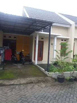 Rumah siap huni komplek perumahan belakang Al Azhar Solobaru