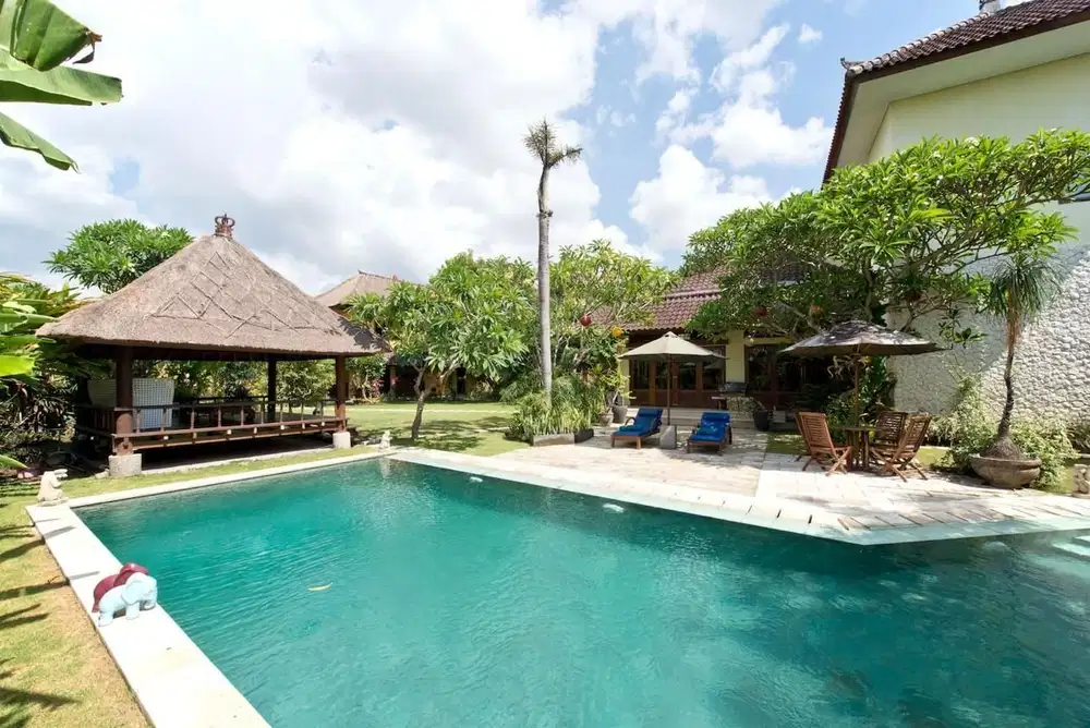 dijual villa tropical style lokasi canggu