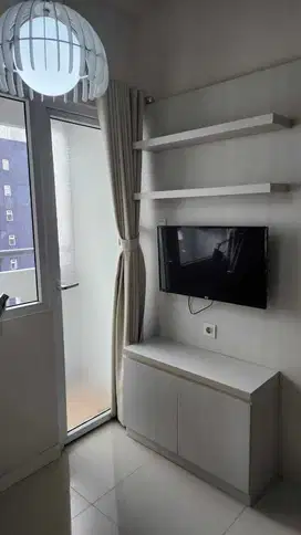DISEWAKAN APARTEMEN GREEN PRAMUKA 2 KAMAR SCARLET MALL INCLUDE IPL