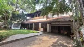 rumah megah dekàt jalur lrt Bisa wisma Atau rmh  kantor