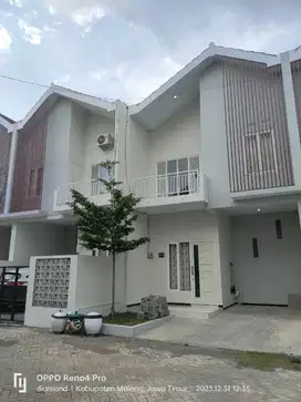 RUMAH MEWAH 2 LANTAI DEKAT KAMPUS UMM