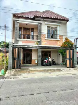 Rumah + ruang usaha lokasi tepi jalan raya Solo utara dekat Bandara