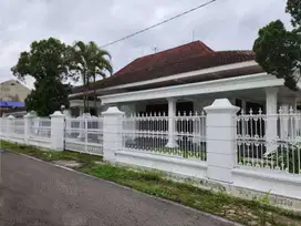 Rumah besar posisi hook dekat RS JIH Jajar Solo
