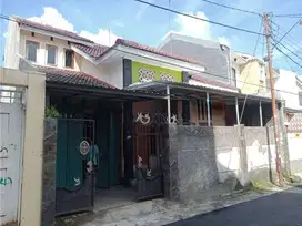 Rumah tengah kota 1 menit ke Stadion Manahan Solo