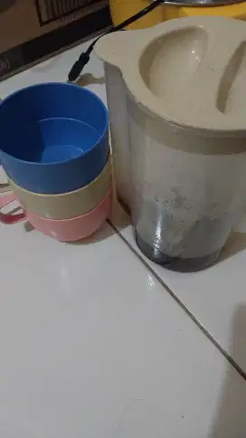 Gelas dan teko plastik