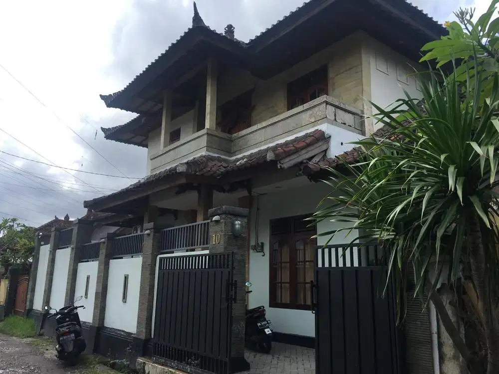 Dijual rumah cantik lantai 2 dan berstrategi