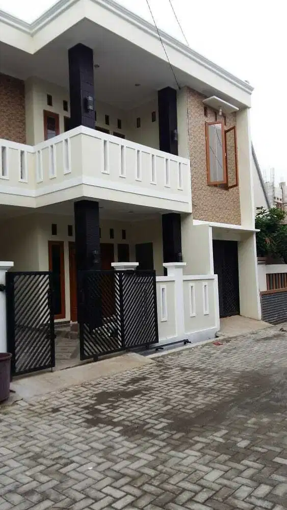 RUMAH BAGUS KOKOH 2LT DLM KOMPLEK AKSES 2 MBL KEAMANAN 24 JAM CONDET