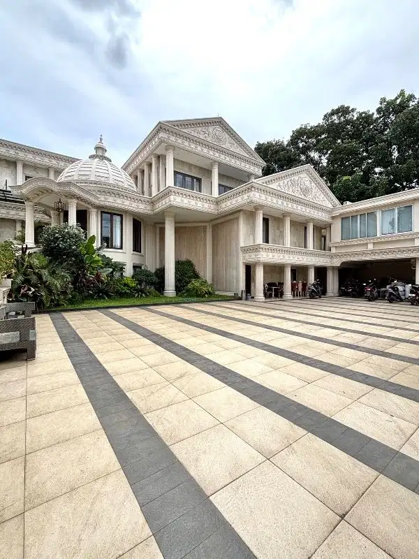 Dijual rumah artis harga ekonomis dalam komplek at Cinere Depok