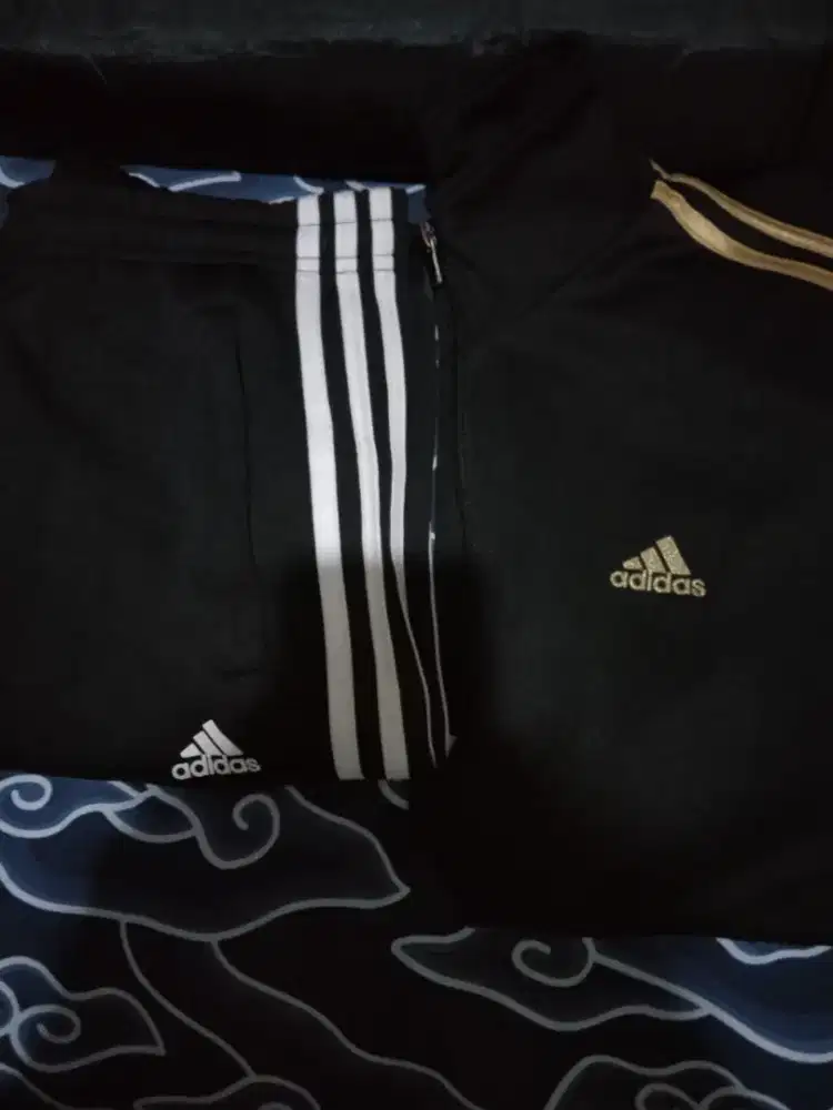 preloved trackpants Adidas & tracktop Adidas list gold