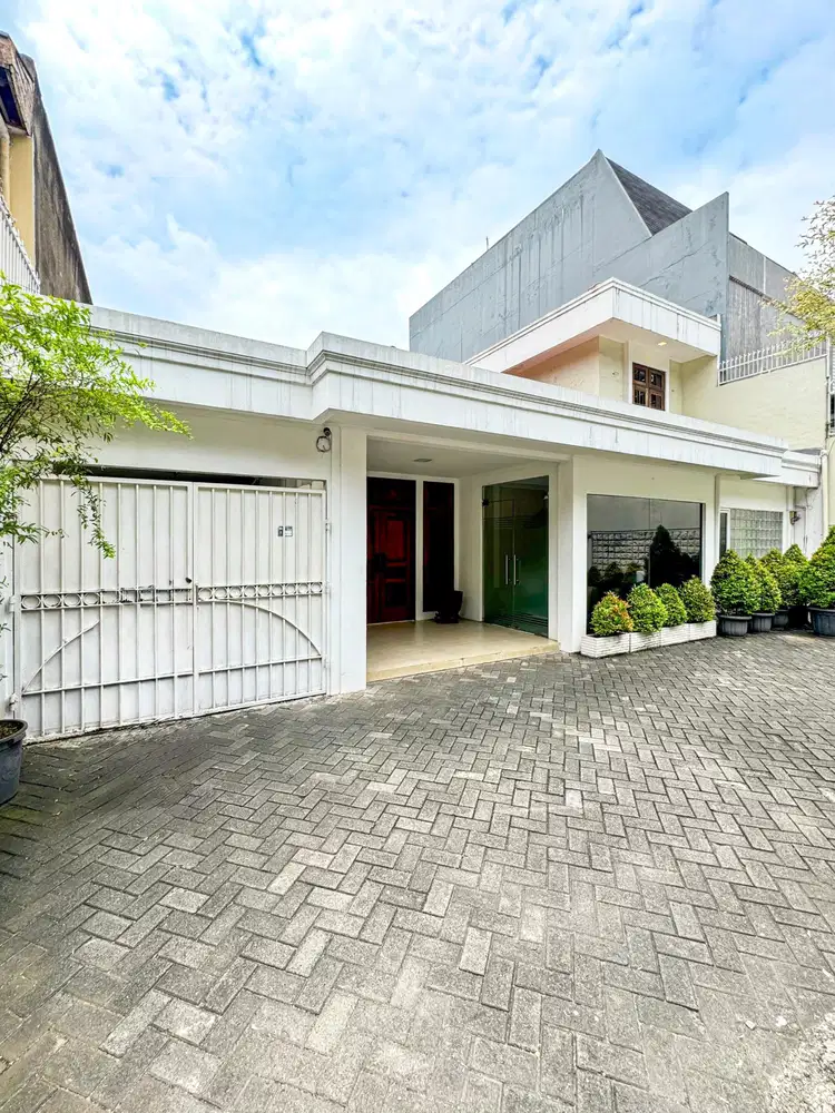 HOUSE FOR SALE  KEBAYORAN BARU LOKASI STRATEGIS, BANGUNAN TERAWAT,