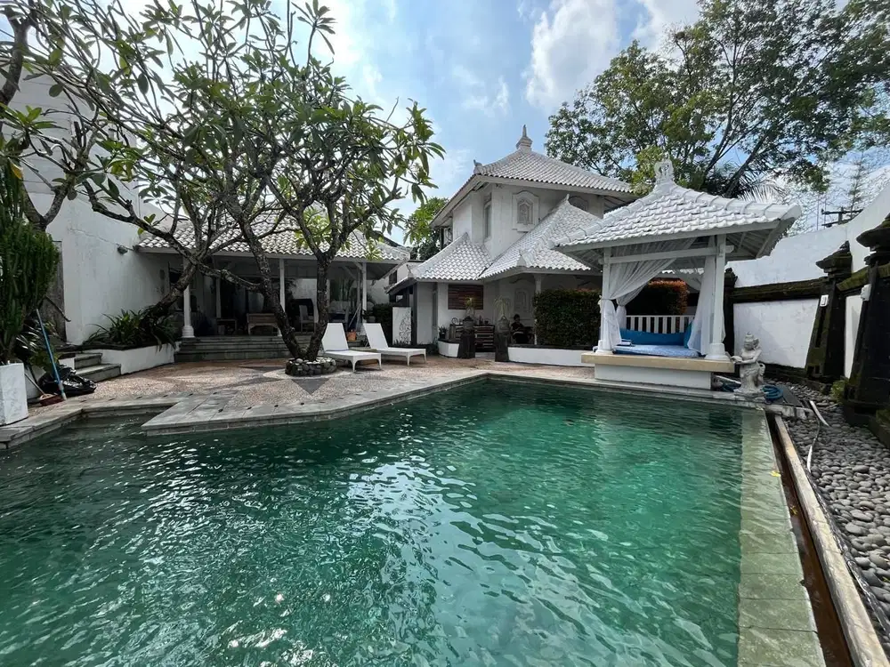 dijual villa lantai 2 lokasi kerobokan